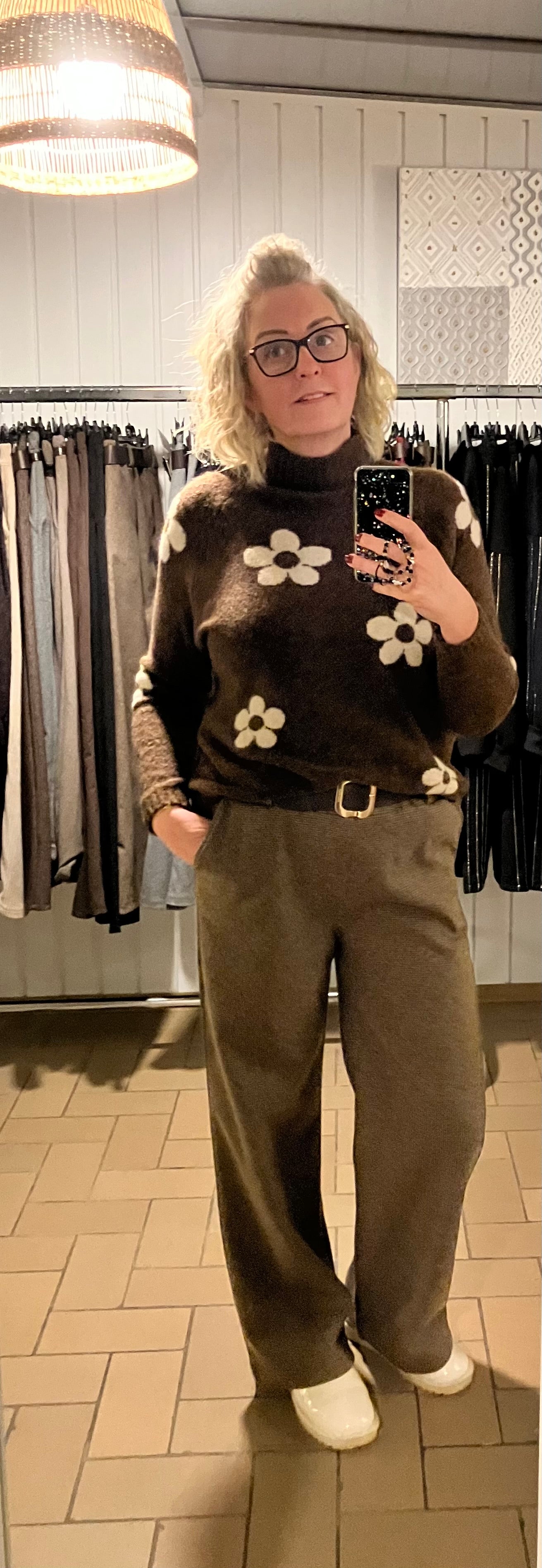 Pull en mélange de laine à col montant avec fleurs