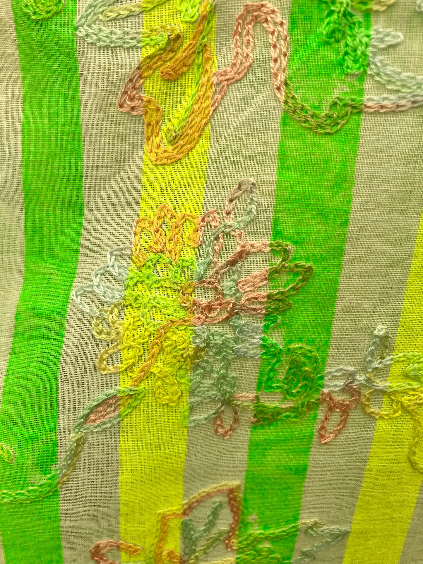 Robe à lignes et broderie floral