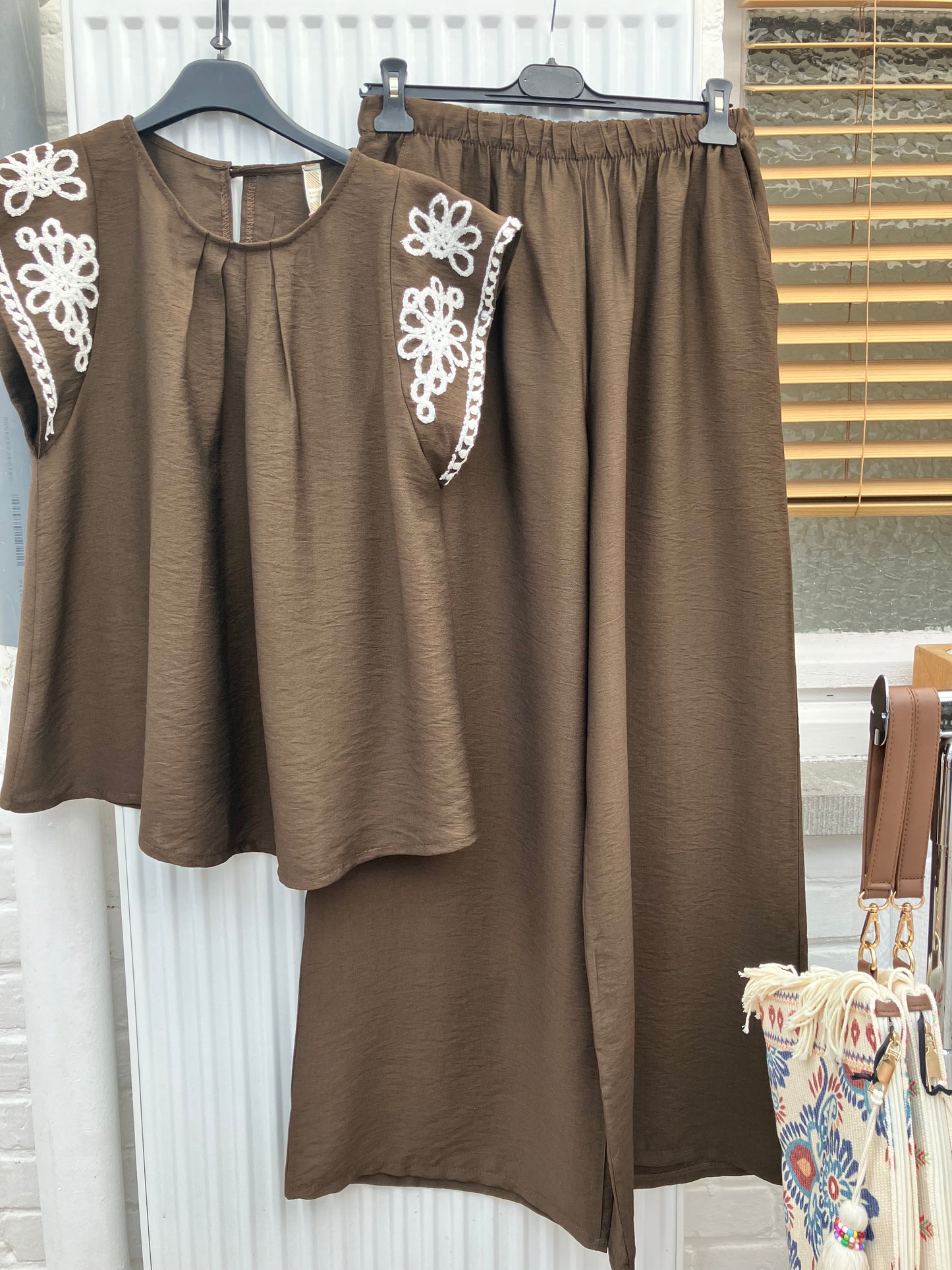 Zwarte set broek & shirt met geborduurde mouwen