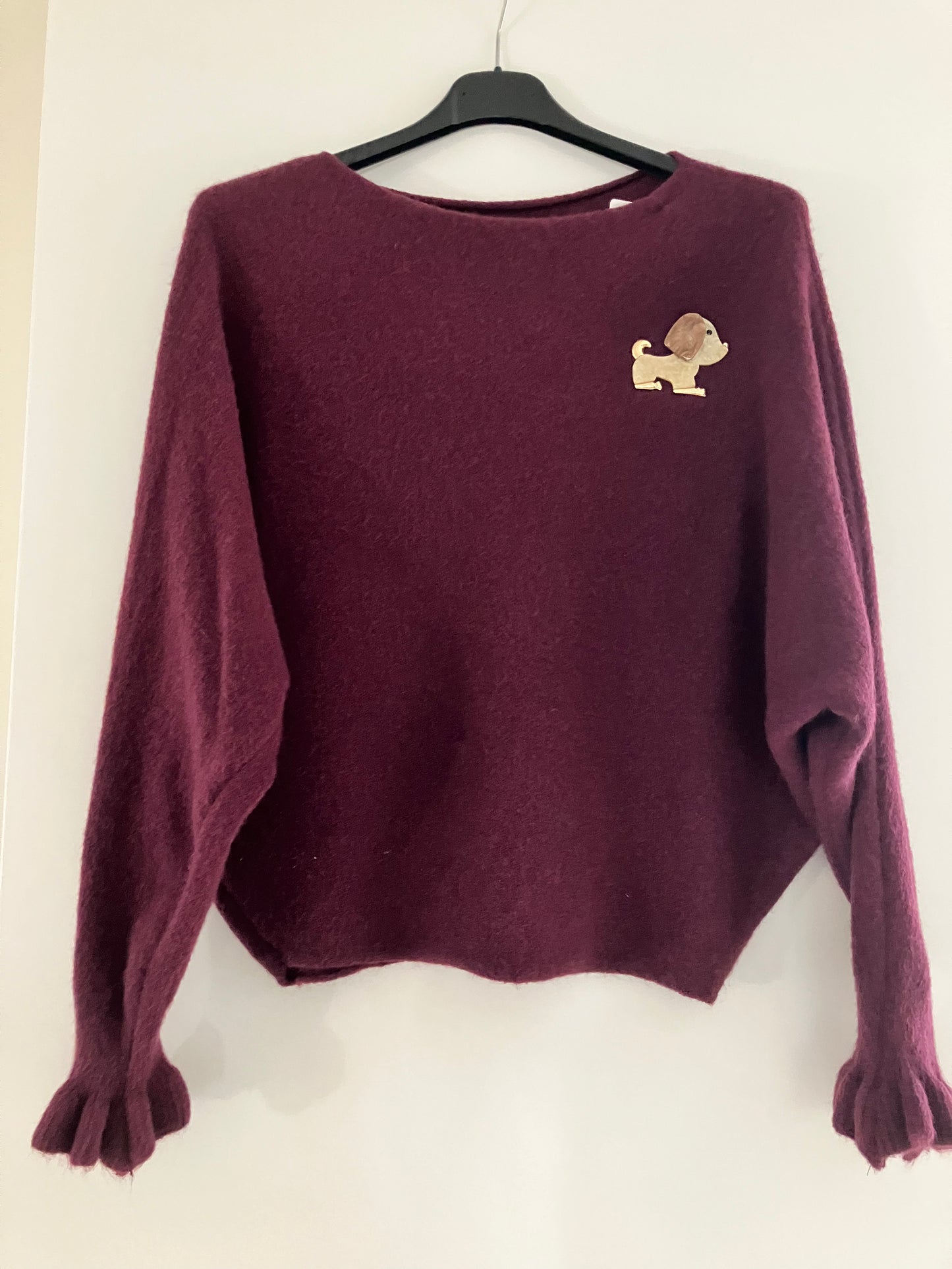 Pull met vleermuismouwen en broche