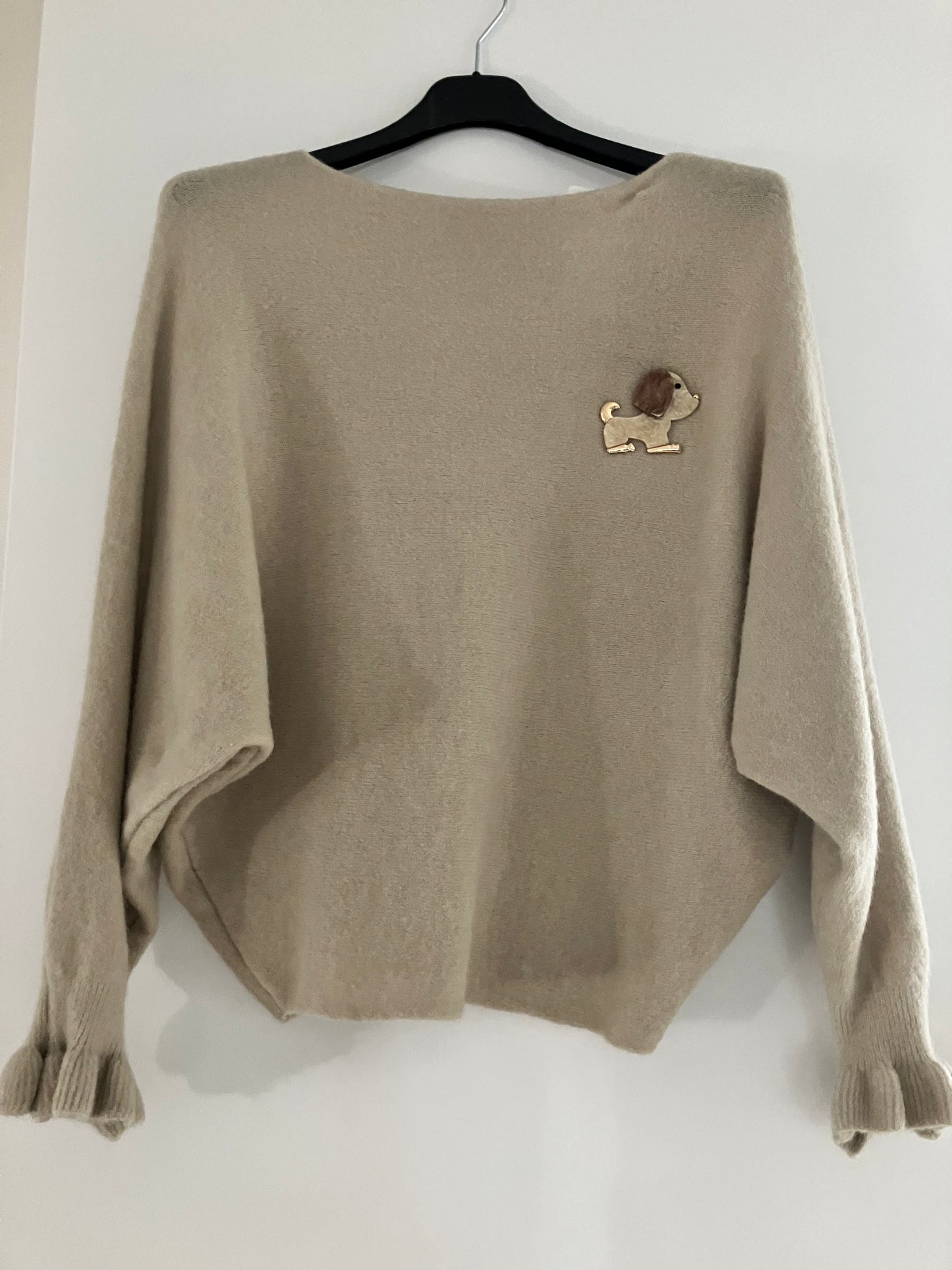 Pull met vleermuismouwen en broche