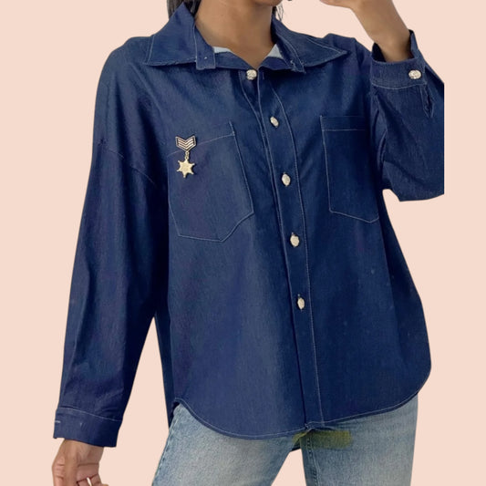 Chemise jeans avec broche