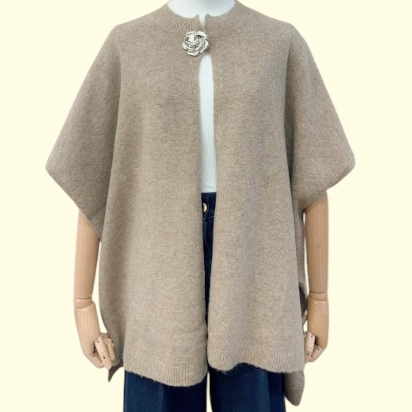 Cardigan sans manches avec broche