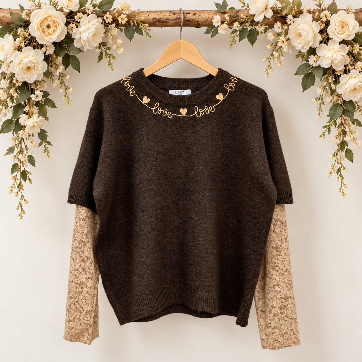 Love trui met kanten mouw en hartjes broderie