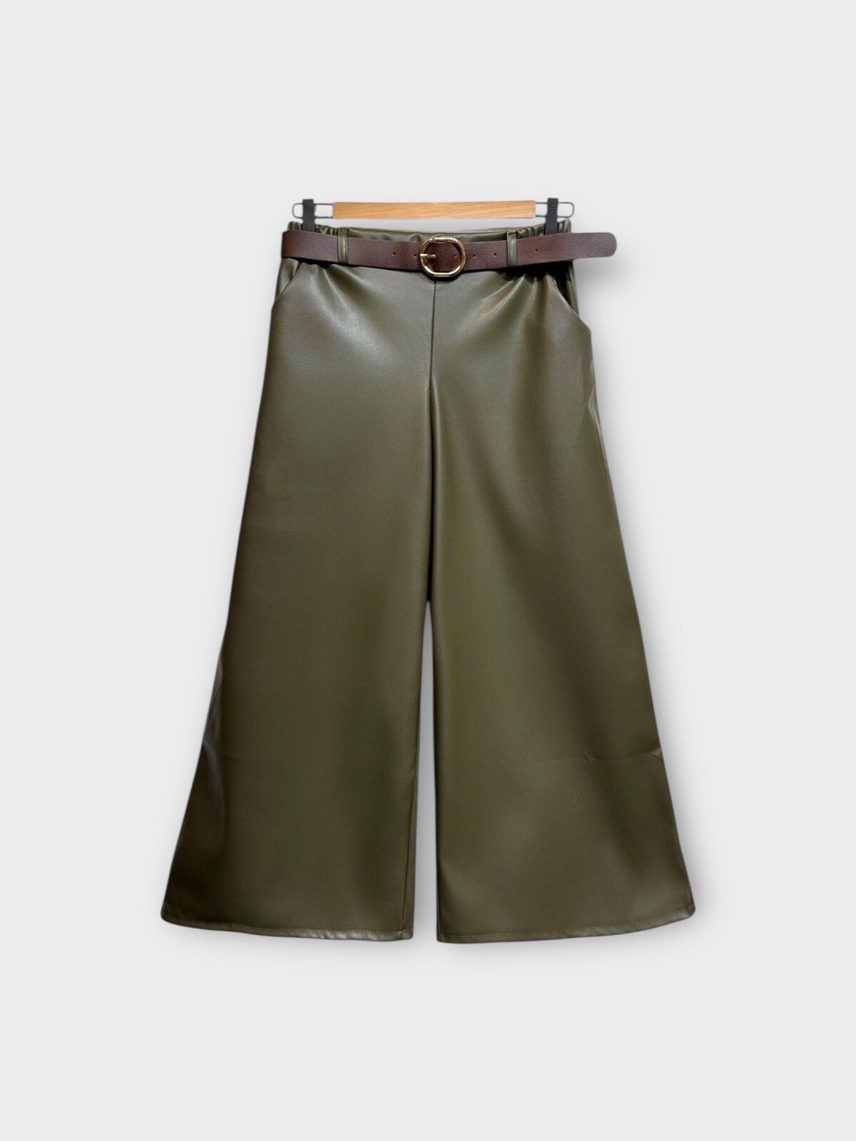 Pantalon en simili cuir droit évasé avec ceinture