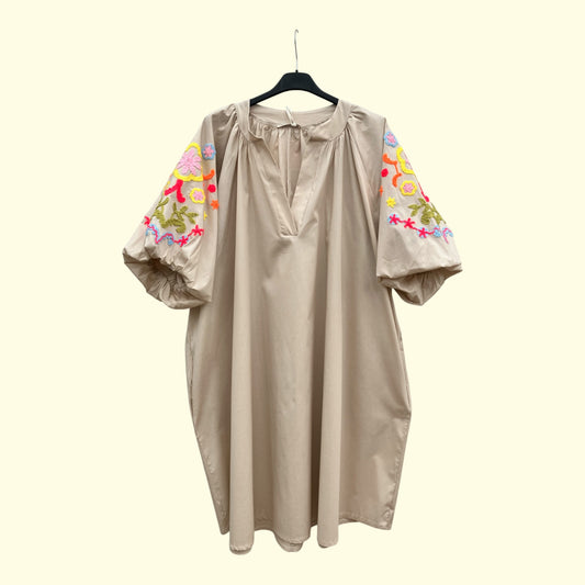 Boho kleedje met pofmouwen en bloemen broderie