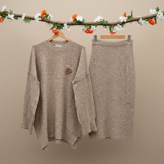 Ensemble Pull ample  avec fentes + jupe en maille avec broche love