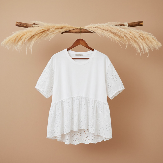Shirt manches courtes avec volants en broderie anglaise