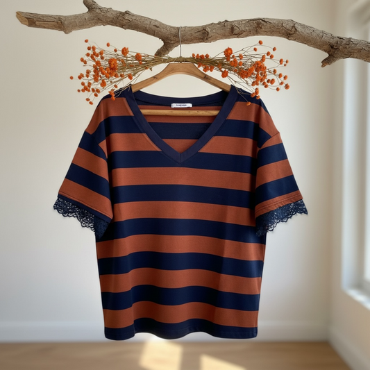 T-shirt marinière à col V et finitions dentelle