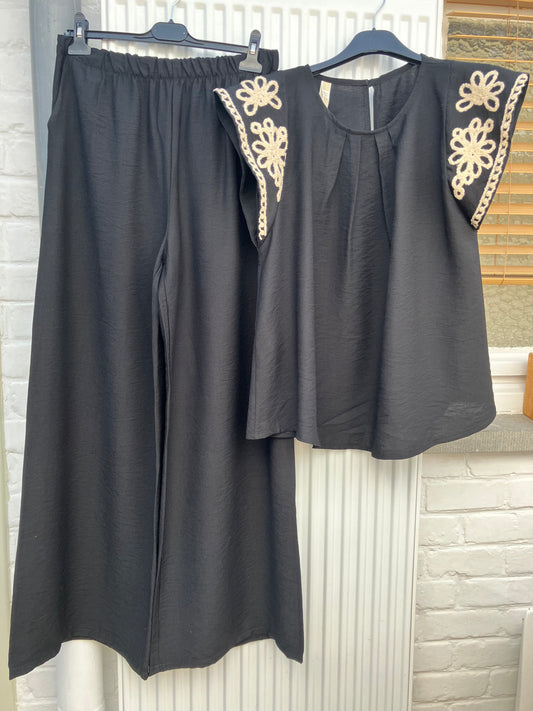 Zwarte set broek & shirt met geborduurde mouwen