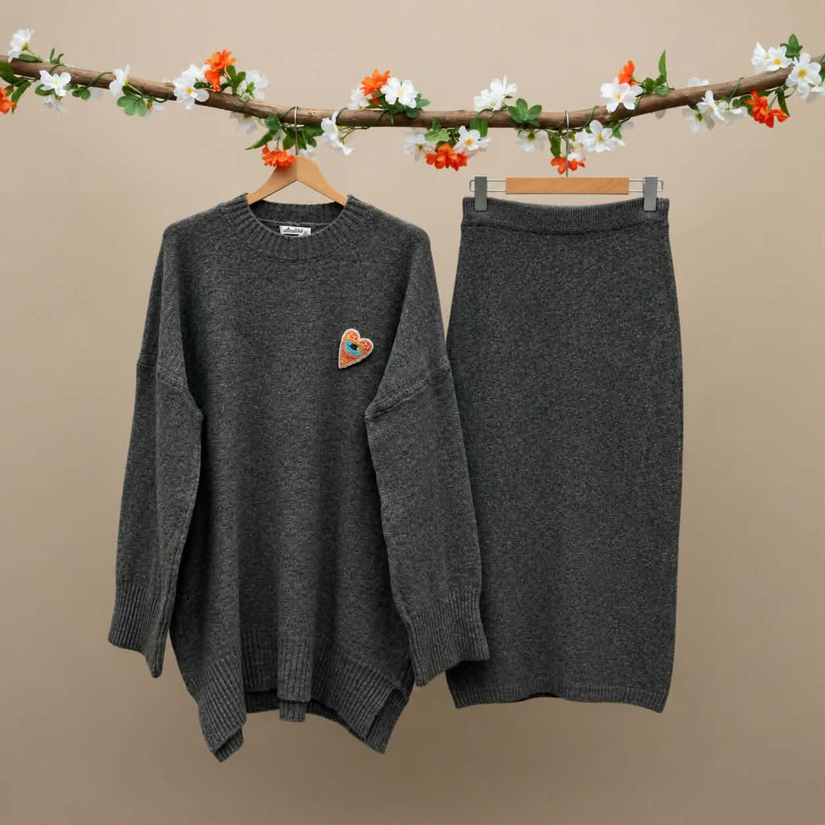 Ensemble Pull ample  avec fentes + jupe en maille avec broche love