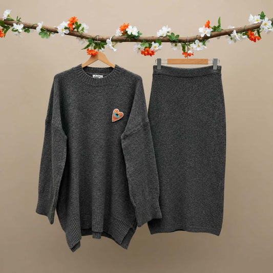 Ensemble Pull ample  avec fentes + jupe en maille avec broche love