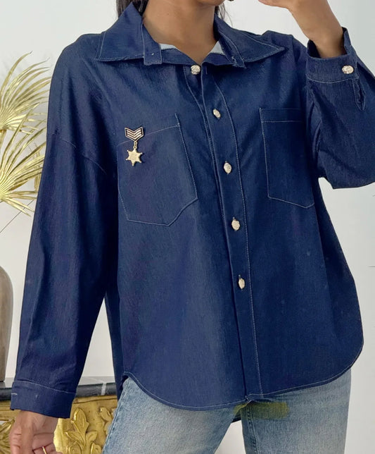 Chemise jeans avec broche