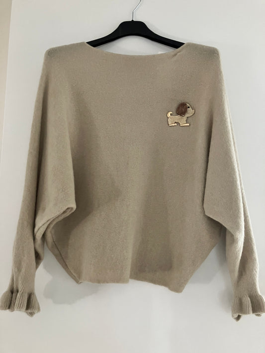 Pull met vleermuismouwen en broche