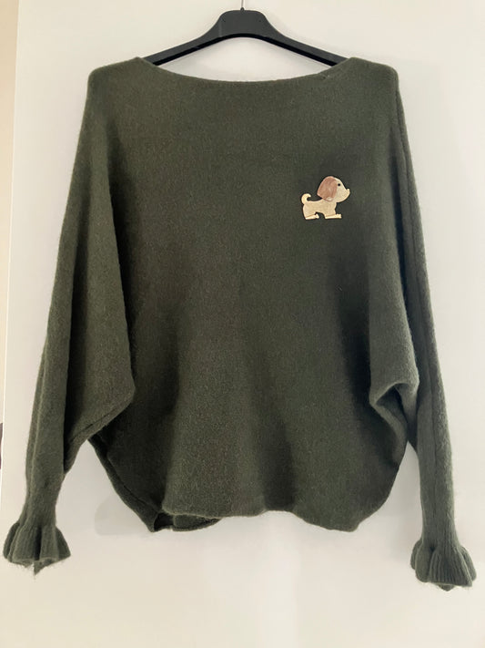 Pull met vleermuismouwen en broche