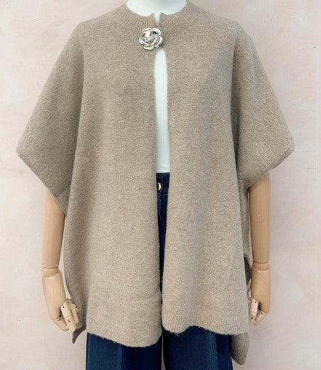 Mouwloze cardigan met broche